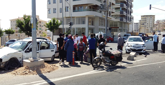 Urfa’da İki Otomobil Çarpıştı Kazada 3 Kişi Yaralandı