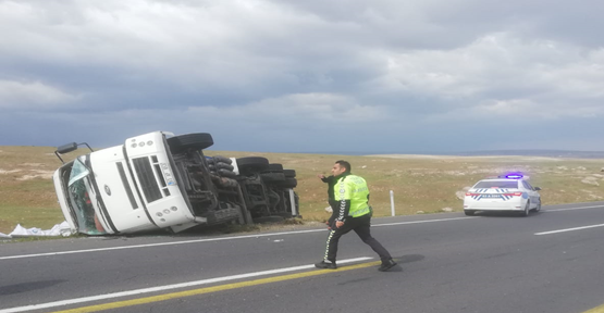 Şanlıurfa'da kamyon devrildi: 1 yaralı
