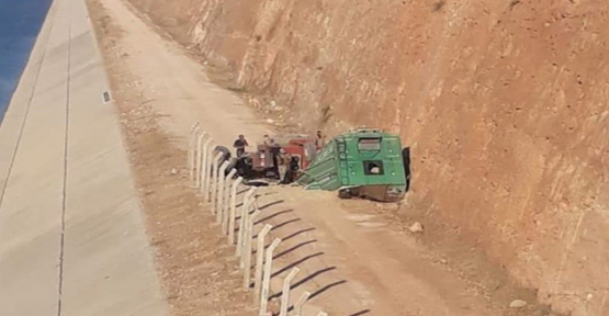 Şanlıurfa'da saman yüklü traktör şarampole devrildi