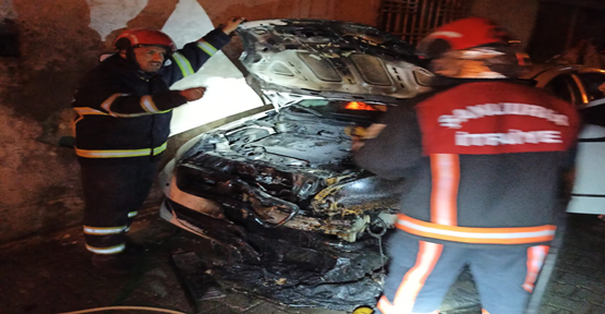 Urfa'da iki otomobil yakıldı
