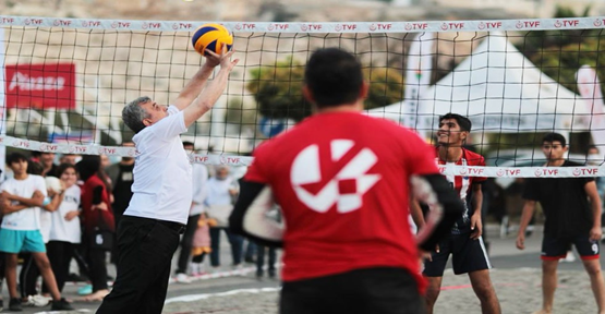 Başkan Beyazgül Gençlerle Plaj Voleybolu Oynadı