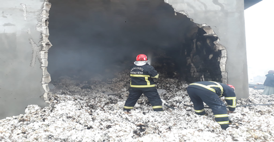 Bozova'da pamuk deposunda yangın
