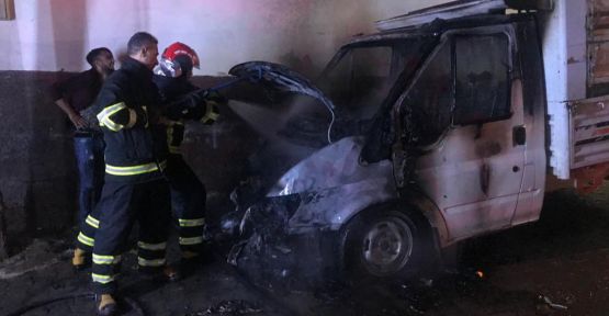 Eyyubiye'de Park halindeki kamyonet yandı