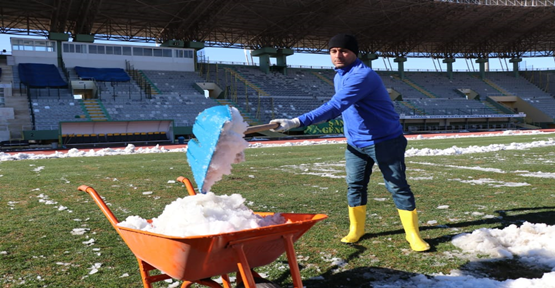 11 Nisan Stadyumu kardan temizleniyor