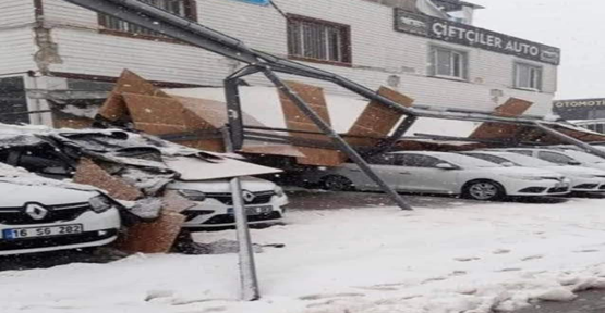 Şanlıurfa Galericiler Sitesinde çatı çöktü! 23 araç zarar gördü