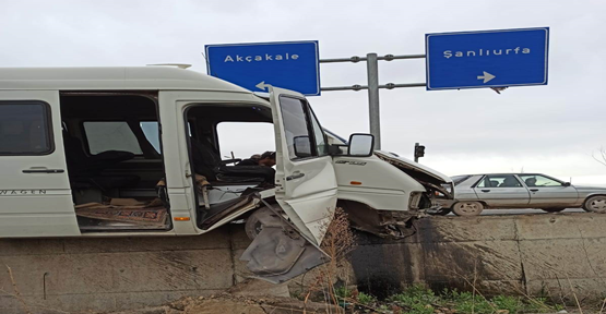 Şanlıurfa'da otomobil ile yolcu minibüsü çarpıştı