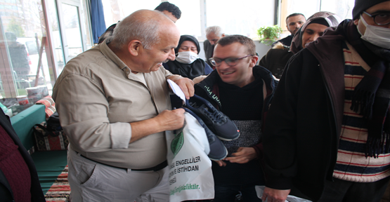 Urfa'da 164 engelliye ayakkabı yardımı