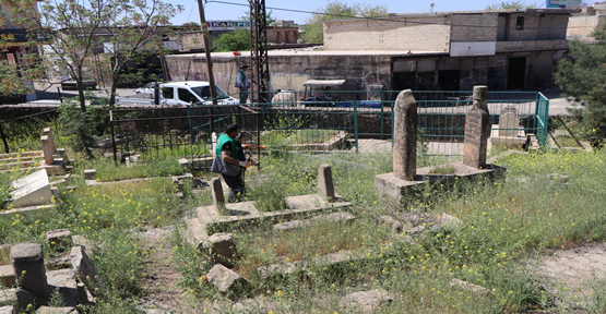 Viranşehir’de mezarlıklar bayrama hazırlanıyor