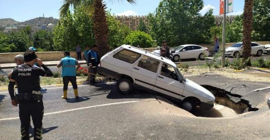 Eyyübiye'de yol çöktü, otomobil içine düştü