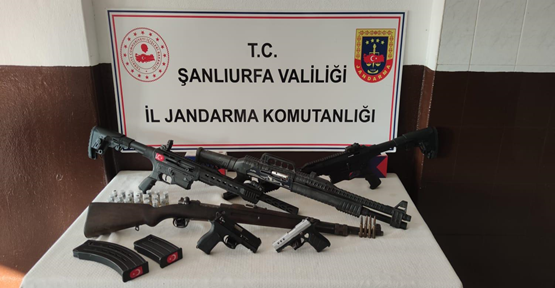 Viranşehir'de husumetli ailelerin evlerinde çok sayıda silah ele geçirildi