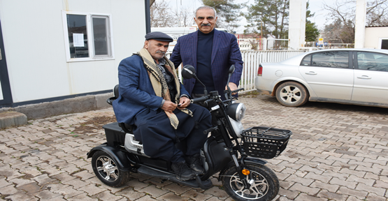 Başkan Bayık engelliye elektrikli motosiklet hediye etti.