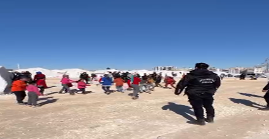 Çevik kuvvet Polisleri depremzede çocuklarla top oynadı