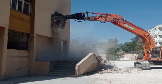 Akçakale’de depremde ağır hasar alan okul yıkılıyor