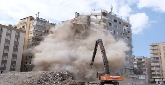 Şanlıurfa’da ağır hasarlı binalarda yıkım çalışmaları sürüyor