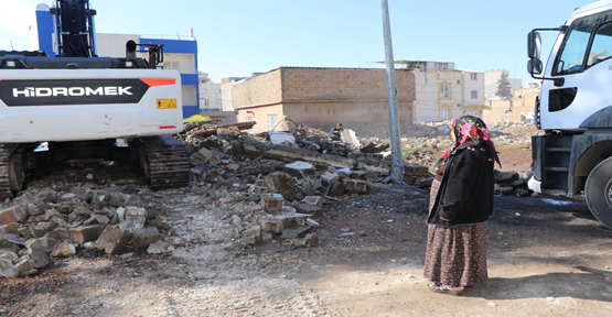 Viranşehir’de Depremde hasar gören evler yıkılıyor