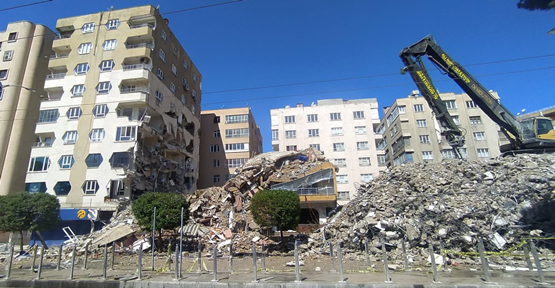 Şanlıurfa’da kontrollü yıkılan bina, yandaki apartmana zarar verdi