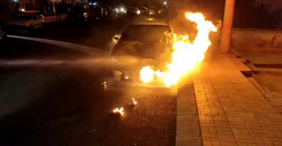 Haliliye'de araç alev alev yandı