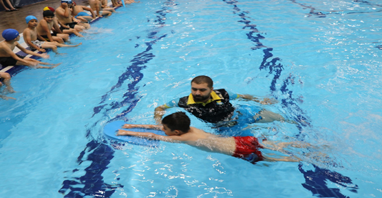 Haliliye Belediyesi İle Çocuklar Yüzme Öğreniyor