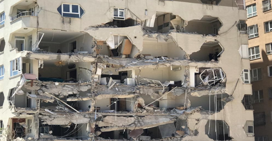 Urfa'da dış duvarının bir kısmı yıkılan bina görüntüsü tedirginlik yaratıyor