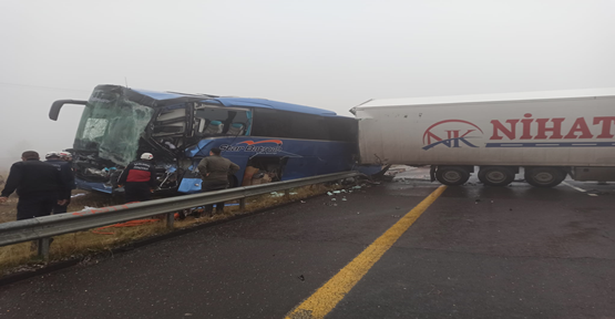 Şanlıurfa'da otobüs ve 2 tırın karıştığı kazada, 1 kişi öldü, 15 kişi yaralandı