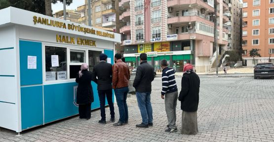 Haliliye'de muhtardan vatandaşlara ekmek hizmeti