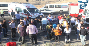 Şanlıurfa'da İşçileri Taşıyan Minibüs Devrildi, 14 Yaralı