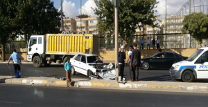 Urfa'da Otomobil Aydınlatma Direğine Çarptı, 1 Yaralı