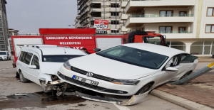 Urfa'da Hafif Ticari Araç İle Otomobil Çarpıştı, 1 Yaralı