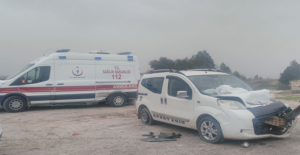 Akçakale yolunda Ambulans İle Otomobil Çarpıştı, 2 Yaralı