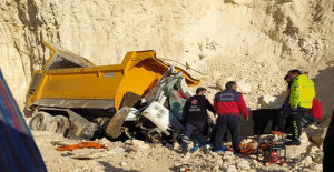 Şanlıurfa'da hafriyat kamyonu uçurumdan düştü, 1 ölü