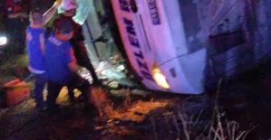 Şanlıurfa'da yolcu otobüsü devrildi,...