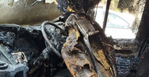 Harran'da yanan minibüs kullanılmaz hale geldi