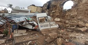 Eyyübiye’de deprem aracı paramparça etti