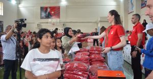 Urfa'da 250 kız öğrenciye spor malzemesi dağıtıldı