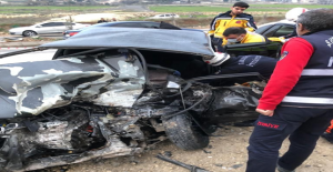 Karaköprü'de iki otomobil çarpıştı, 1 ölü, 2 yaralı
